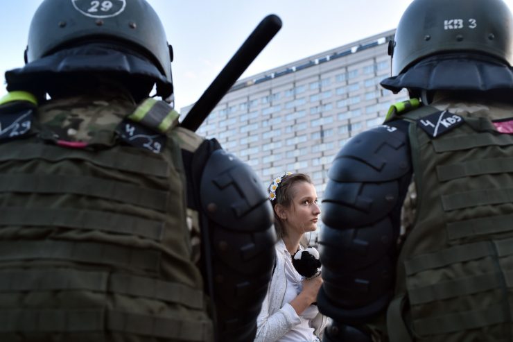 Belarus / Mit weißen Bändern und Blumen gegen Polizeibrutalität