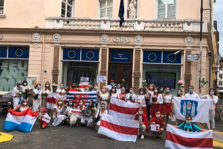 Auch in Luxemburg wird der Diktatoren-Sturz in Belarus gefordert. Am Freitag trafen sich rund 40 Menschen zur Mittagsstunde vor der „Maison de l’Europe“ in Luxemburg-Stadt zu einem Flashmob, um ihre Unterstützung mit den Protestierenden in Belarus zu untermauern. 