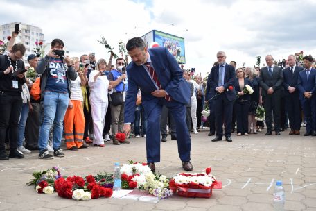 Litauens Botschafter in Belarus legt in Minsk zum Andenken an einen getöteten Demonstranten Blumen nieder