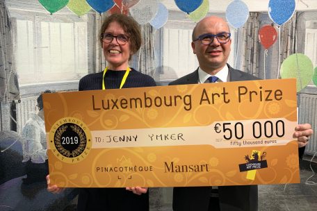 Jenny Ymker, Preisträgerin des Luxembourg Art Prize 2019, und Hervé Lancelin, Präsident des Museums „La Pinacothèque“