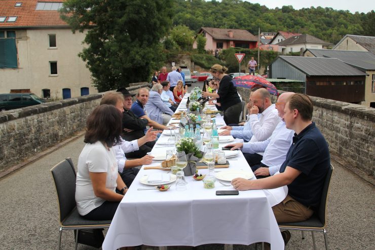 Wallendorf (D) / Freundschaftliches Stelldichein auf der ehemaligen Grenzbrücke