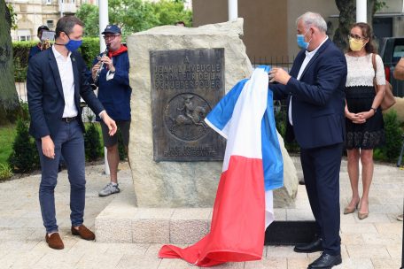 Statt eine Runde über die Schueberfouer zu drehen, enthüllen Serge Wilmes (CSV) vom hauptstädtischen Gemeinderat und die Schausteller ein renoviertes Johann der Blinde-Denkmal in Limpersberg