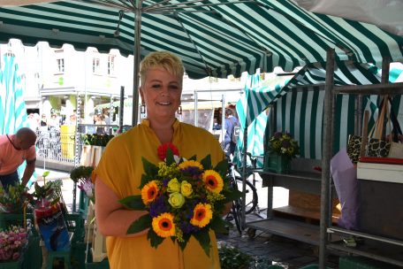 Ein Blumenstrauß für die Luxemburger: Karina Regnery (45) aus Trier ist Blumenverkäuferin auf dem Trierer Hauptmarkt und freut sich darüber, dass die Luxemburger wieder vermehrt nach Trier kommen