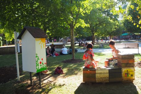 Nach Abschluss der Spendenaktion sollen in möglichst allen Bücherschränken des Landes Werke mit dem „Ally Book Club“-Aufkleber zu finden sein