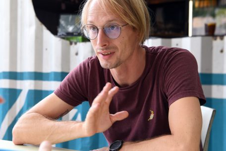 Luka Heindrichs ist einer von drei Geschäftsführern des „Gudde Wëllen“, der im Dezember 2014 eröffnet wurde