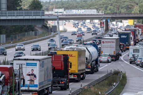 Stau auf der A3 / Geistesgegenwärtig: Lkw-Fahrer verhinderte einen schlimmeren Unfall