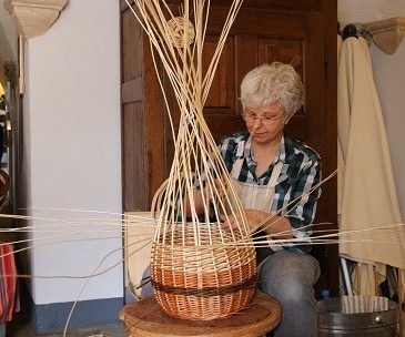 Gabi Jacqué beim Korbflechten. Ihre Liebe zum Handwerk hat sie vor zehn Jahren entdeckt.