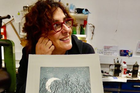 Die professionelle Künstlerin Asun Parilla hat sich auf die Gravur spezialisiert. Ihre Arbeit ist besonders an der Natur inspiriert.