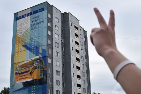 Belarus / Lukaschenkos Flaggenkrieg – Nobelpreisträgerin Swietlana Alexiewitsch verhört