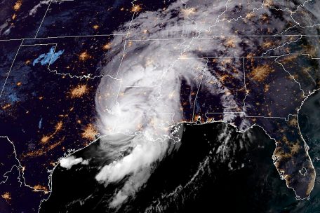 Umweltkatastrophe / Wie ein „Düsentriebwerk“: Hurrikan „Laura“ fegt über Teile der USA