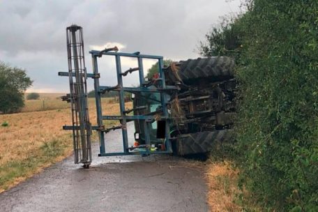 Reckingen/Mess / Traktor kippt um - Mann wird tot geborgen