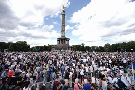 29.08.2020, Berlin: Teilnehmer einer Demonstration gegen die Corona-Maßnahmen stehen auf der Straße des 17. Juni und um die Siegessäule.