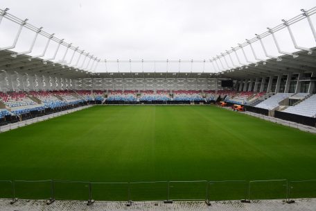 L’idée de construire une seule enceinte regroupant des infrastructures pour plusieurs disciplines sportives fut rejetée