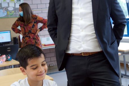 Das Bildungsministerium hatte am Dienstag nach Monnerich geladen, wo Minister Claude Meisch den Schülern persönlich während der Sommer-Nachhilfe über die Schultern blicken konnte