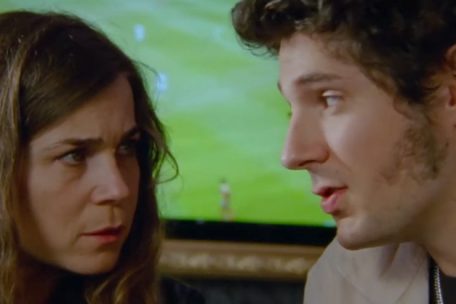 Si Marie paie 10.000 balles, le jeune étudiant (Vincent Lacoste) ne publiera pas la sextape qu’il a réalisée d’elle