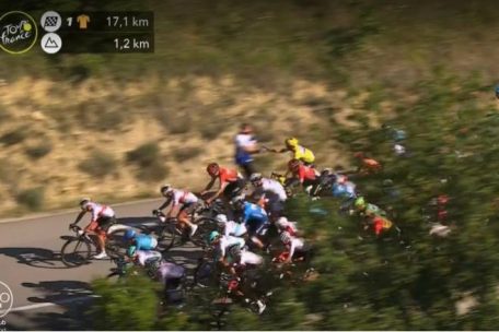 Auf den TV-Bildern ist deutlich zu erkennen, dass Julian Alaphilippe sich 17,1 Kilometer vor dem Ziel verpflegen lässt