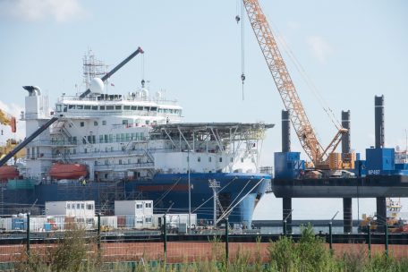 Das russische Verlegeschiff "Akademik Tscherski" liegt im Hafen Mukran auf der Insel Rügen. Das Spezialschiff wird im Hafen für seinen Einsatz zum Weiterbau der Ostsee-Pipeline Nord Stream 2 vorbereitet.