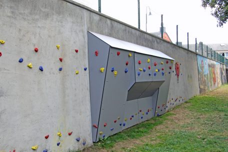 Die Kletterwand an der Stützmauer unterhalb der Cité Berens steht bereits