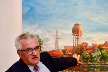 Bürgermeister Paul Weimerskirch (CSV) bei der Präsentation der neuen Galerie