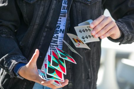 Am liebsten performt die 16-Jährige Tricks mit Spielkarten – wie viele Decks sie in den letzten Jahren bereits verschlissen hat, kann sie nicht genau sagen