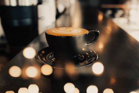 Nach der Erholung ist vor der Arbeit: Eine Tasse Kaffee gibt neuen Schwung bei der Erledigung der Aufgaben im Job