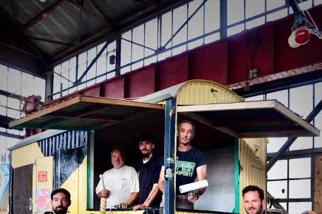 Der „Won“ wird gerade zu einer Küche umgebaut, damit es auf der späteren Baustelle auch etwas zu essen gibt (links Serge Ecker, rechts Misch Feinen)