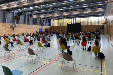 In der Sporthalle des LTL haben rund 160 Schüler unter Einhaltung der Distanzregeln Platz nehmen können