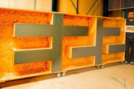 Felix Da Silva, „Chef de service“ in der Werkstatt des CIGL, neben dem Bücherregal