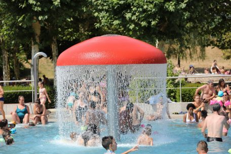 Wenn es ewig nicht regnet, lässt man sich umso lieber im Freibad berieseln, zum Beispiel in Oberkorn (Dieses Foto entstand allerdings lange vor der Pandemie, nämlich 2018)