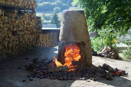 Bereits 3.500 Jahre ehe der erste Hochofen in Vianden seinen Platz fand, wurde in solchen Rennöfen in Luxemburg Eisen produziert