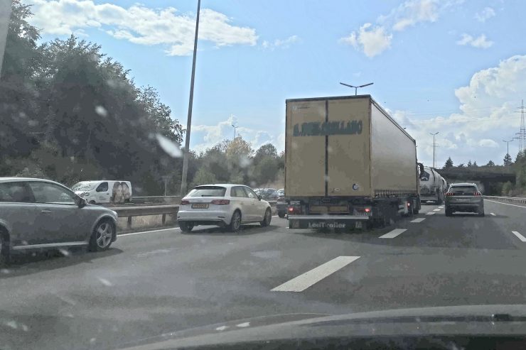 Verkehr / Zwei Laster stoßen im Tunnel zusammen – zehn Kilometer Stau auf der A1