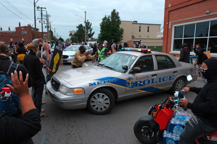 Black Lives Matter / Zwei Polizisten während Demonstration in Louisville durch Schüsse verletzt