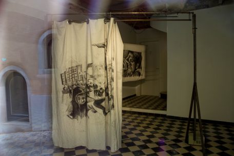 „Tirer le rideau“, de Marceau Pensato. Fusain et pierre noire sur tissu, structure en acier.