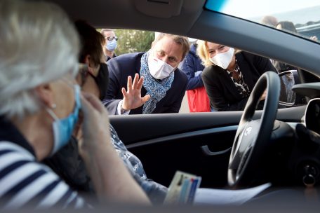 „All Guddes“ oder „Have a good test. And a good result“, rief Premierminister Xavier Bettel den Menschen in ihren Autos zu