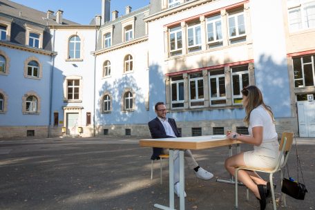 Christian Weis hat die Escher Brillschule als Location für das Interview vorgeschlagen – ein Ort, der dem neuen Schöffen der Stadt viel bedeutet