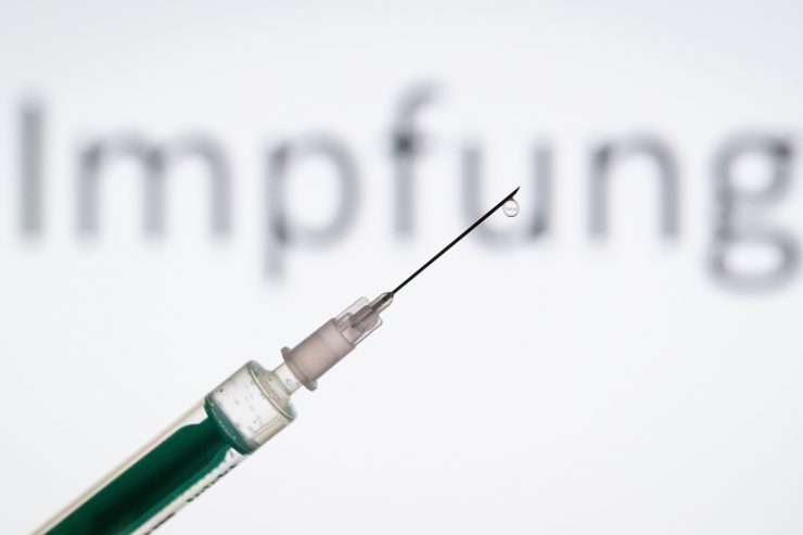 London / Bericht: Absichtliche Corona-Infektionen für Impfstoff-Tests geplant
