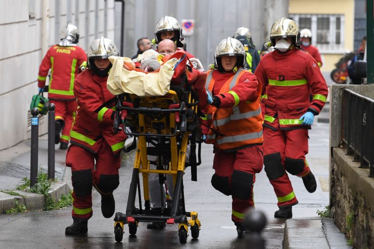 Messerangriff / Vermuteter Terror vor „Charlie Hebdo“-Gebäude erschüttert Paris