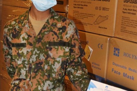 Sadine Correia verteilte im Mai gemeinsam mit ihren Kollegen der Sportsektion der Armee Schutzmasken in den Rotondes 