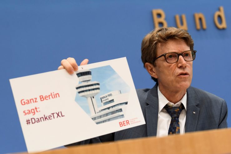 Deutschland / Der Berliner Pannenflughafen soll am 31. Oktober endlich an den Start gehen