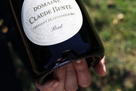 Der erste Crémant aus dem Hause Bentz zeigt sich in einer eleganten Flasche, die ein rundes Etikett und das Familienwappen zieren
