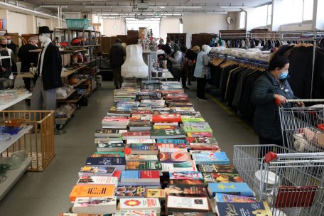 Neben Möbeln und Kleidungsstücken werden viele Bücher bei „Nei Aarbecht“ abgegeben