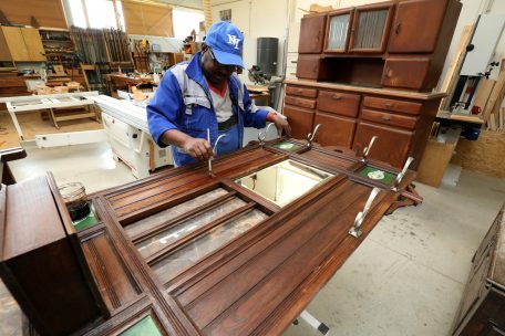 Recycling Art  / „Nei Aarbecht“ und „Okkasiounsbuttik“ vereinen Nachhaltigkeit mit Sozialem