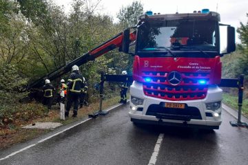 Verkehrsunfall / Sechs Meter in die Tiefe: Auto kommt von Straße ab