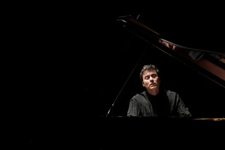 Alain spannt den Bogen / Außergewöhnliche Künstler in Serie