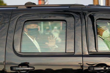 Personal mit im Auto / Kritik an Trumps Klinik-Ausflug trotz Corona-Infektion