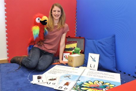 Dieses Bild aus Januar 2019 zeigt Pascale Engel de Abreu mit dem Lala-Maskottchen und anderen Lernmaterialien, die zu dem Projekt gehören