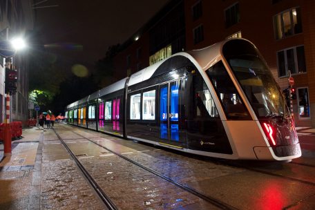 Testfahrt / Die Tram absolviert die ersten Meter zum Bahnhof – und muss abgeschleppt werden