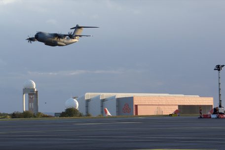 Mit einem Startgewicht von bis zu 140 Tonnen kann der A400M neben 120 Soldaten auch schwere Lasten transportieren