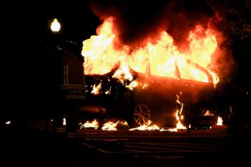 Polizei / Sieben Autos brennen in Beggen –Brandstiftung wird nicht ausgeschlossen