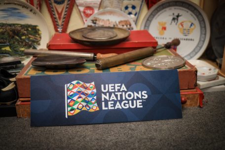 Den Nations-League-Pappkarton hat er als Andenken an den letzten Arbeitstag ausgestellt